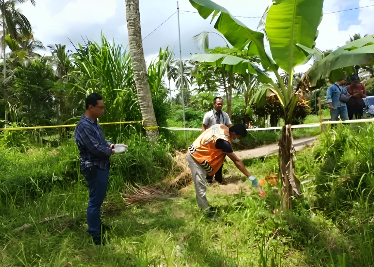 Polisi melakukan olah TKP di lokasi penemuan bayi perempuan, Sabtu (1/3/2025).