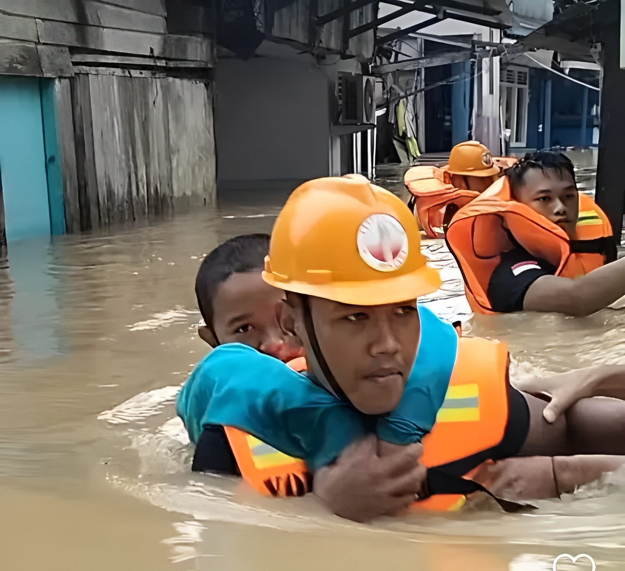 Banjir merendam Gang Mufakat Balikpapan. Petugas mengevakuasi warga dengan perahu karet dan menggendong anak-anak. Yuk, simak info lengkapnya!
