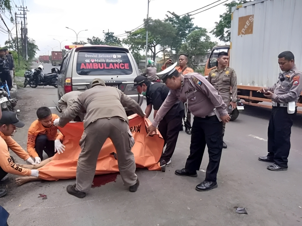 Petugas mengevakuasi mayat berinisial C, 44, untuk dibawa ke RSUD dr Soetomo Surabaya.