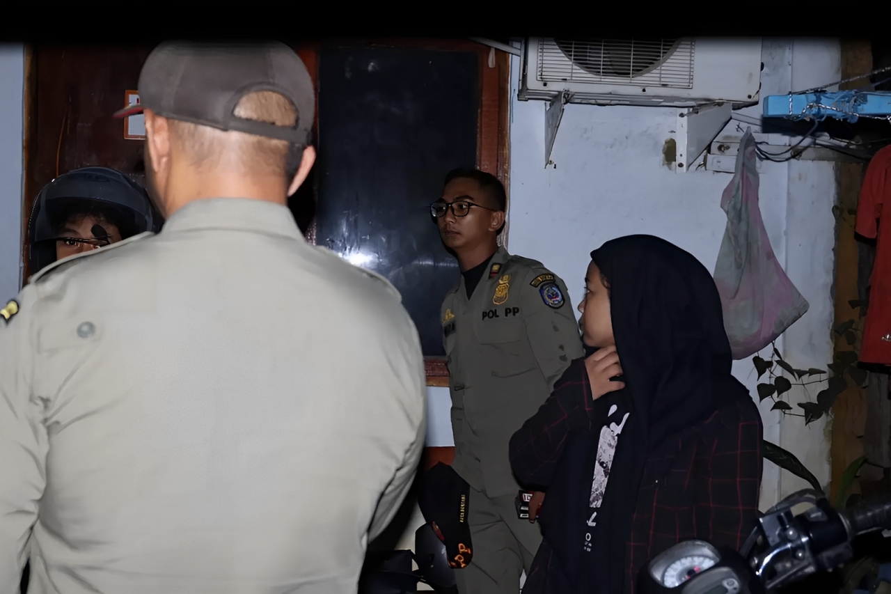 Razia hotel di Bontang menjaring 5 pasangan bukan suami-istri! Kejadian ini bikin heboh warga. Apa yang ditemukan petugas? Baca selengkapnya di sini!