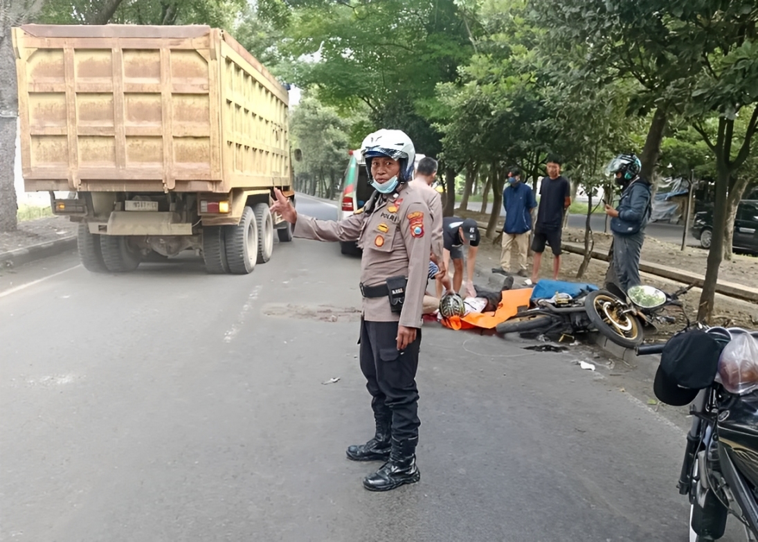 Kondisi korban usai mengalami kecelakaan tunggal di Jalan Lingkar Timur, Buduran, Sidoarjo, Rabu (12/3) pagi.
