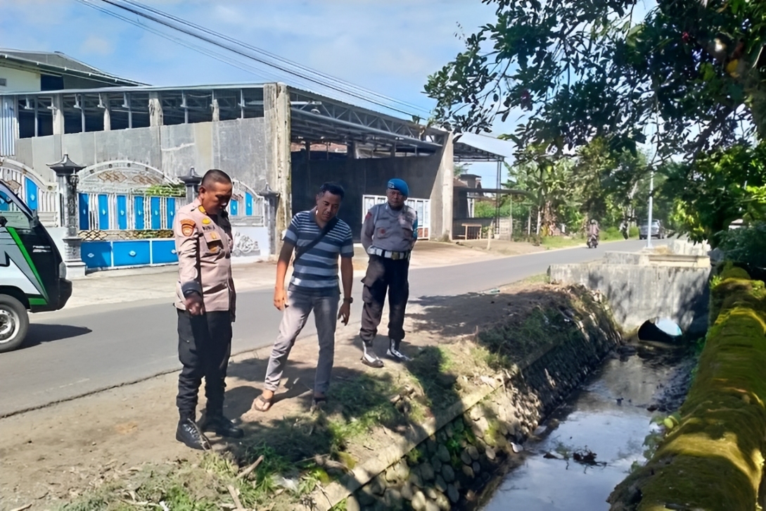 Polisi di lokasi temuan bayi dibuang di tepi jalan Desa Tunglur, Kecamatan Badas, Kabupaten Kediri, Jawa Timur, Selasa (11/3).