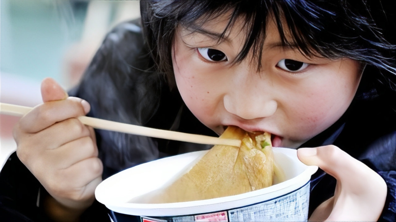 Sumpit sebagai alat makan utama di Cina ternyata memiliki sejarah dan makna kultural yang mendalam. Simak fakta menariknya!
