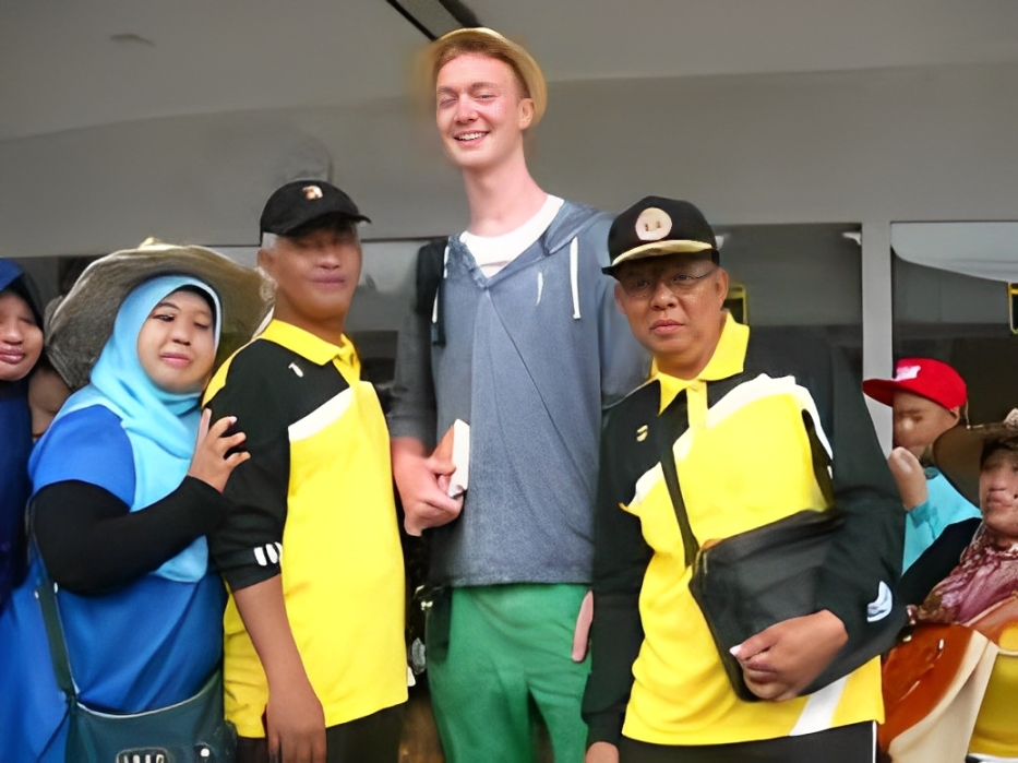 Apakah benar orang bule lebih tinggi karena genetika? Temukan penjelasan ilmiahnya di sini Cess!
