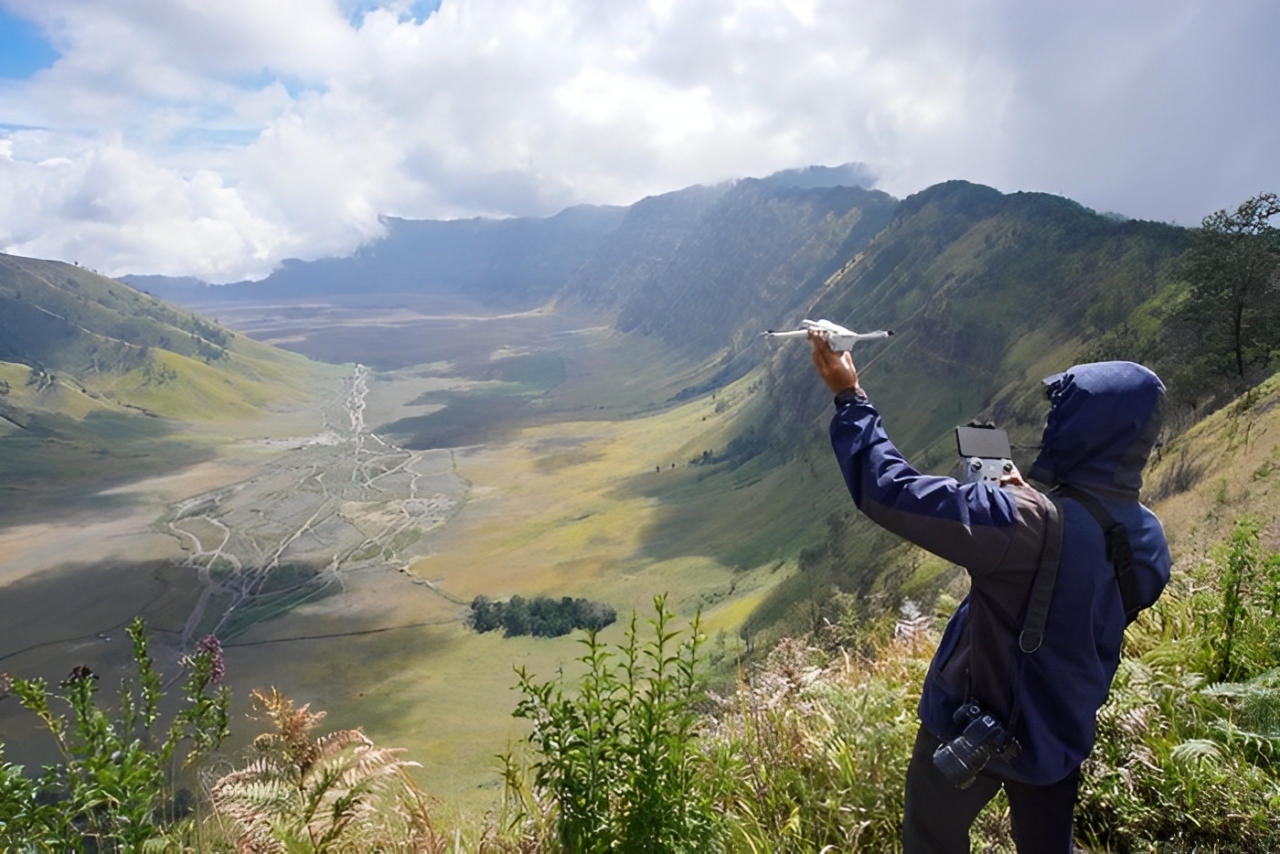 Penemuan ladang ganja di kawasan TNBTS sempat dikaitkan dengan aturan larangan drone. Ini fakta sebenarnya yang wajib kamu tahu!