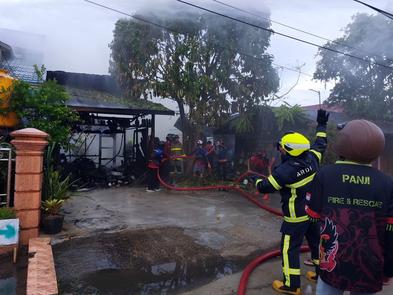 Kebakaran hebat di Tenggarong akibat petasan anak-anak, rumah ludes terbakar hanya dalam hitungan menit! Waspada bahaya petasan!