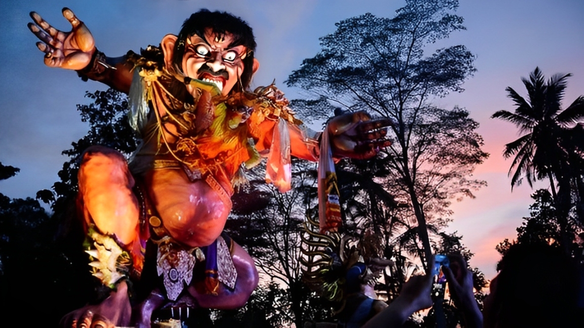Ogoh-Ogoh Bali sebagai simbol pengusiran roh jahat dan pembersihan diri, tradisi yang penuh seni dan makna.