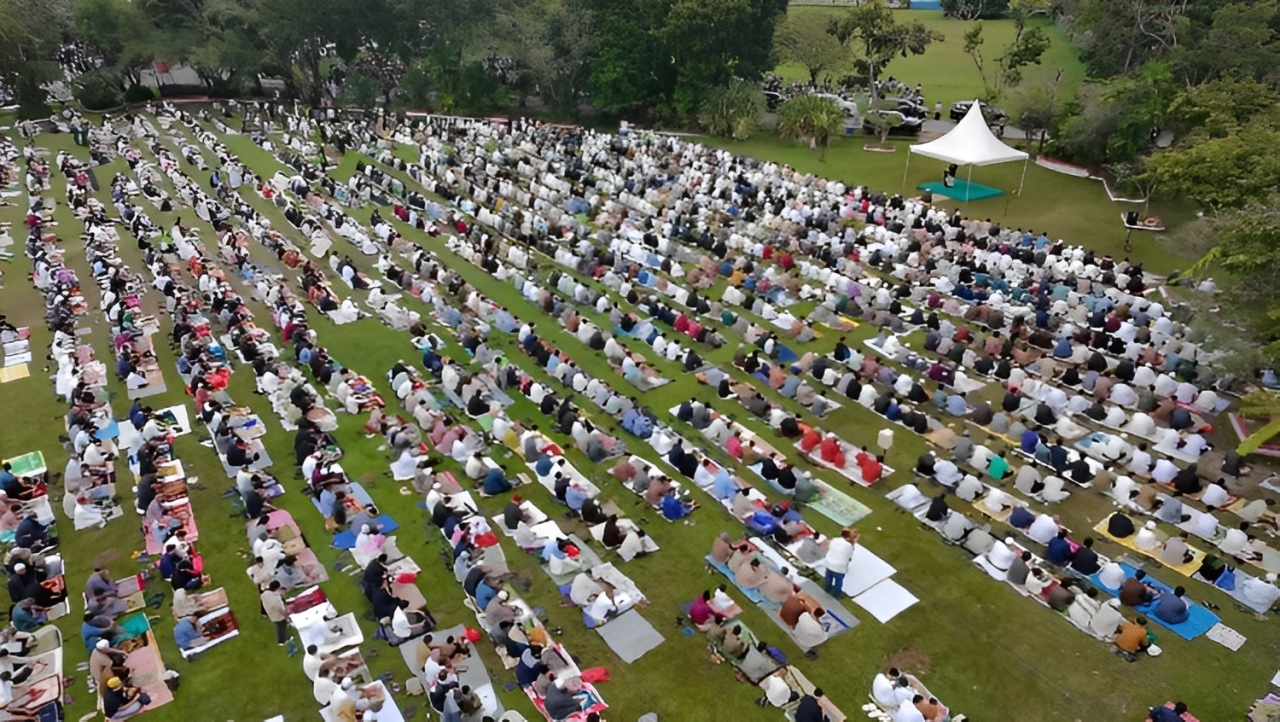 Ketua DPRD Balikpapan Alwi Al Qadri bersama ribuan warga Salat Idulfitri di Lapangan Merdeka, memperkuat kebersamaan. Momen penuh makna ini jangan terlewat!