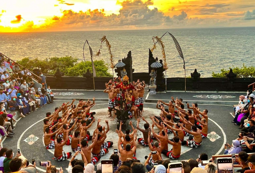 Tari Kecak yang penuh dengan gerakan dan suara