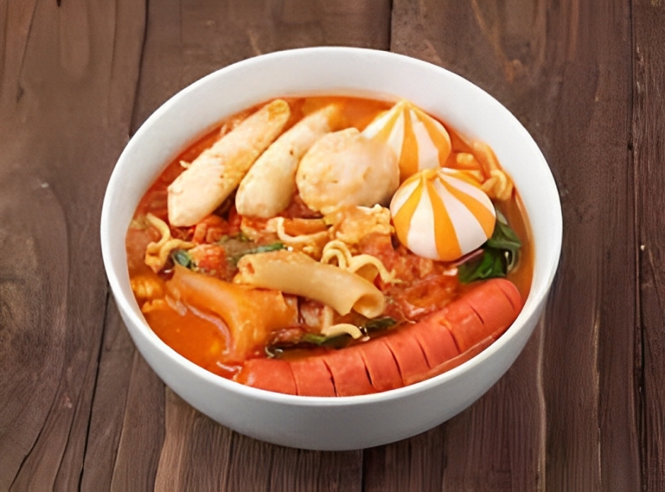 Seblak, makanan pedas khas Bandung dengan sejarah panjang. Temukan asal-usul dan kenapa seblak jadi camilan favorit Indonesia!