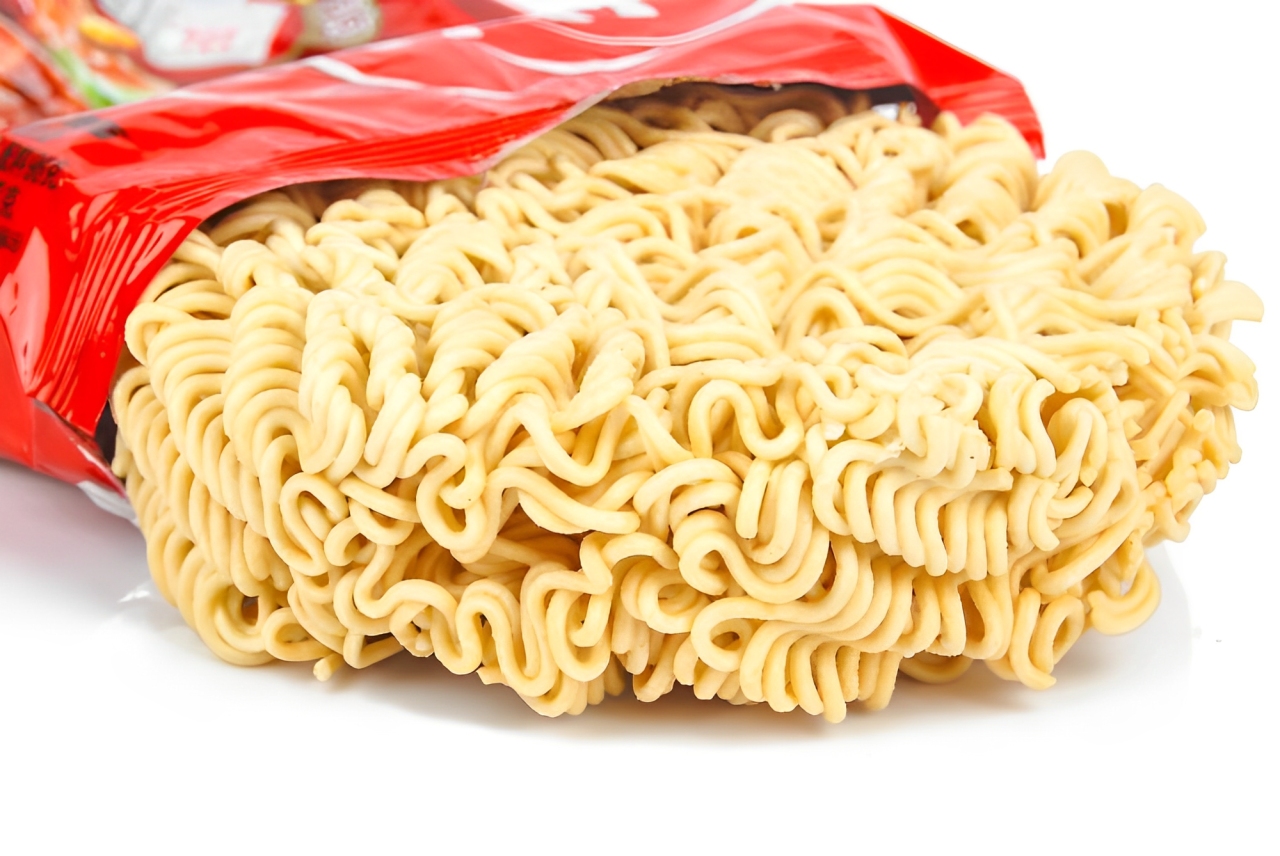 Mie instan memang enak, tapi apakah dimakan mentah berbahaya? Temukan jawabannya dan cara yang lebih sehat!