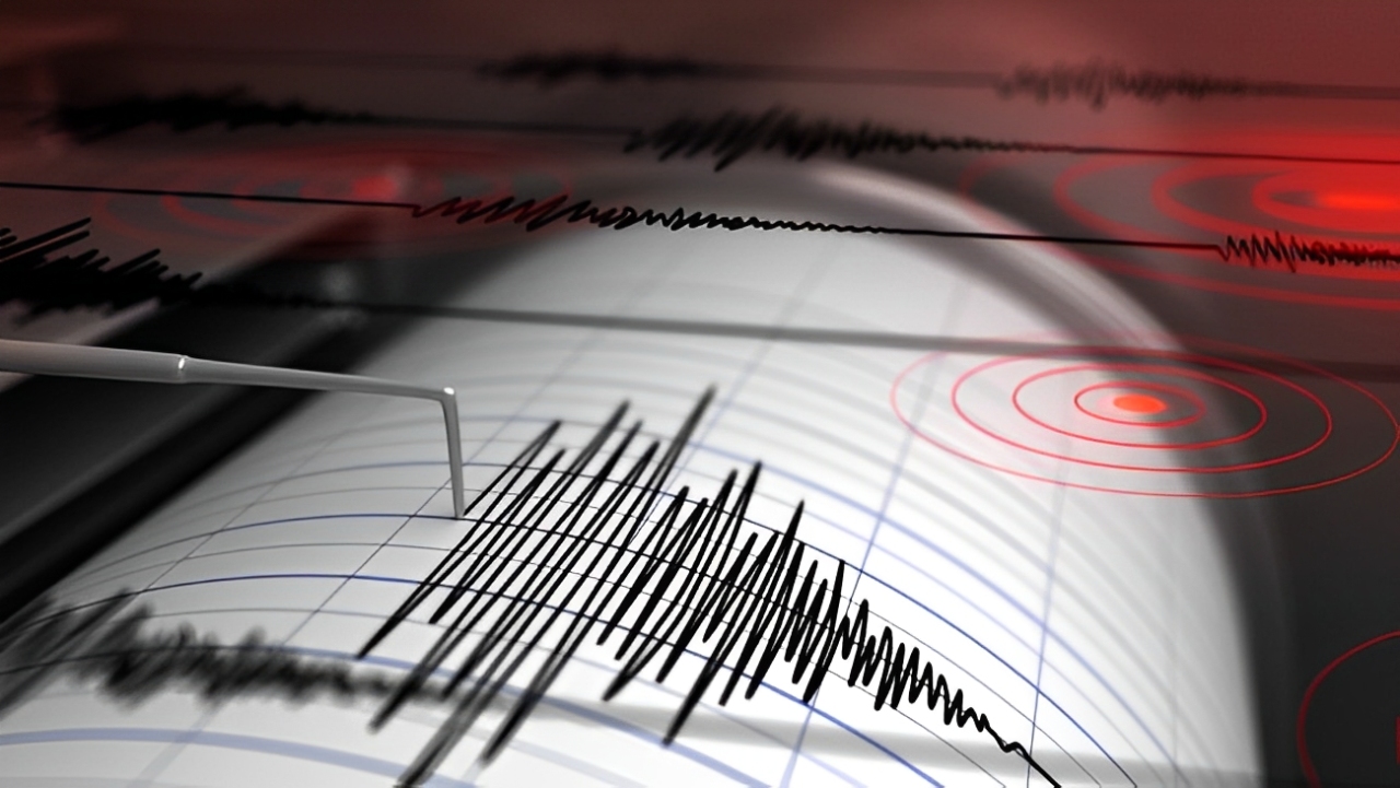 Gempa bumi terjadi karena pergerakan lempeng tektonik, aktivitas vulkanik, atau bahkan kegiatan manusia. Cari tau penyebab dan jenis-jenisnya di artikel ini!