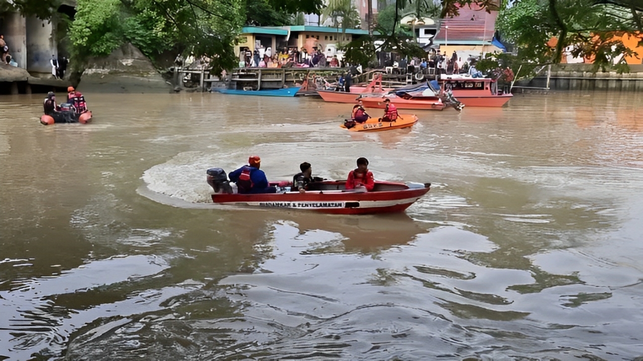 Proses penyisiran hingga membuat gelombang air dilakukan tim SAR gabungan untuk mencari keberadaan wanita berinisial DF yang hilang di Sungai Karang Mumus.