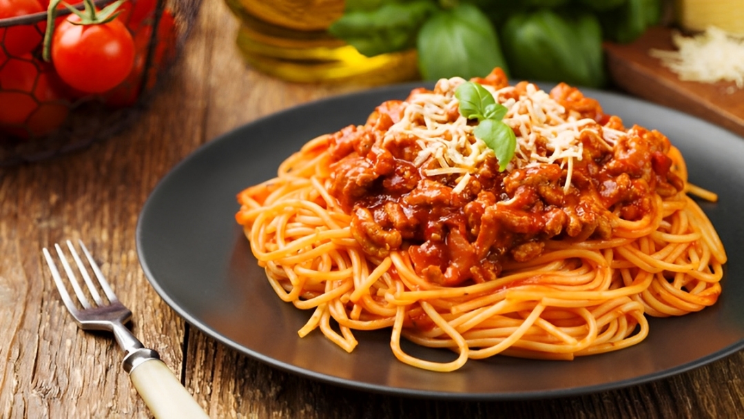 spaghetti khas Italia dengan saus tomat, keju, dan basil