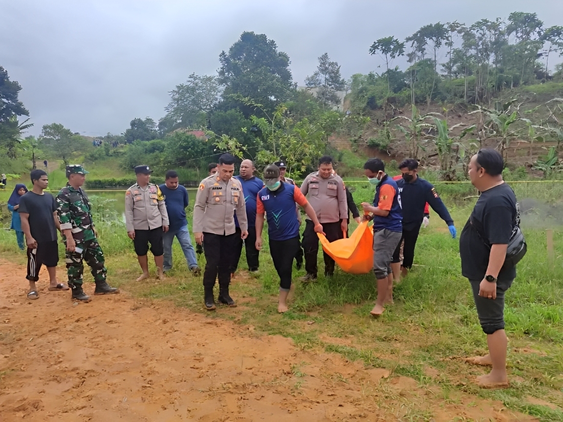 Penemuan jasad pria lansia di kolam pesantren Samarinda mengejutkan warga. Kolam, pesantren, dan jasad jadi keyword utama dalam kasus ini.