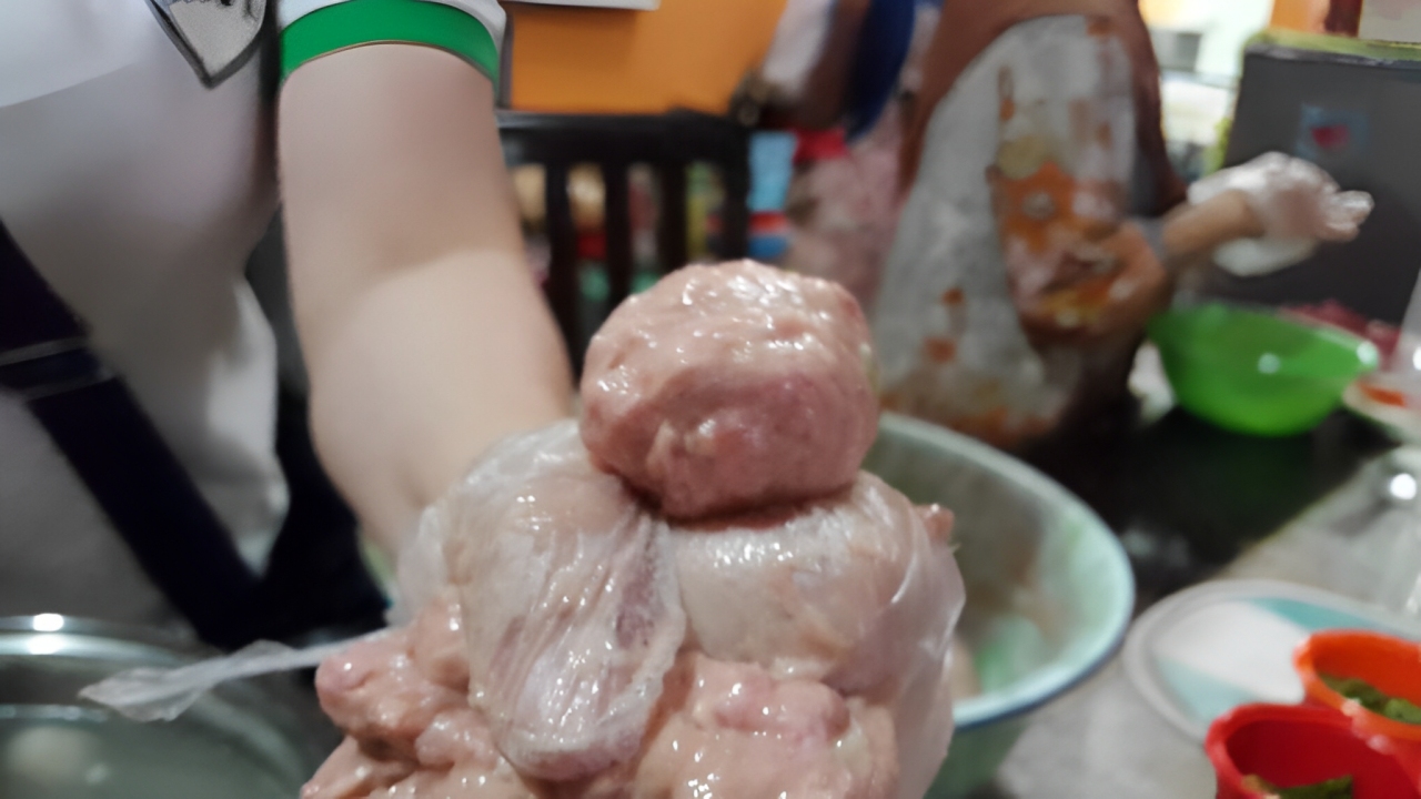 Ilustrasi proses pembuatan bakso dari dapur tradisional