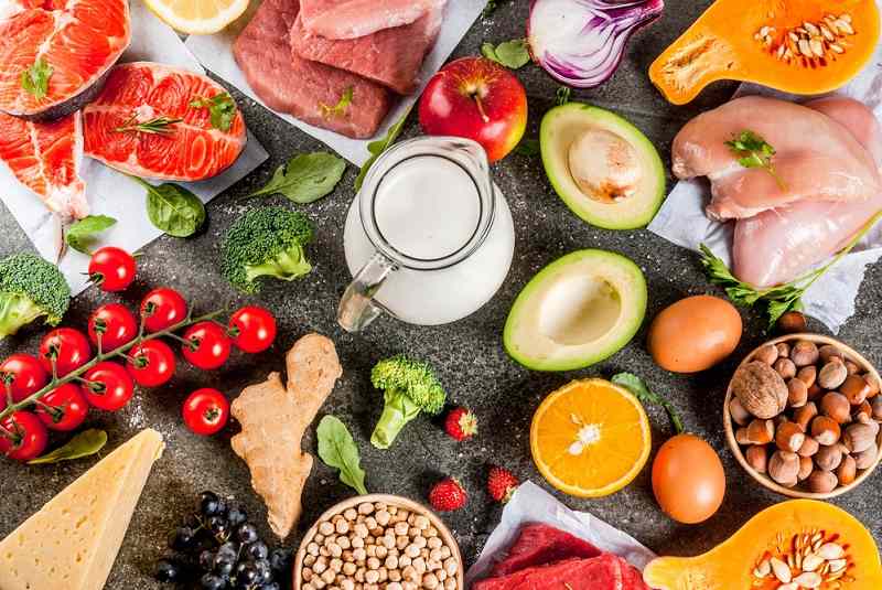 Ilustrasi makanan sehat bergizi seimbang, penuh warna dan tampilan fresh. Keyword: makanan sehat, kaya nutrisi, makanan anti penyakit.