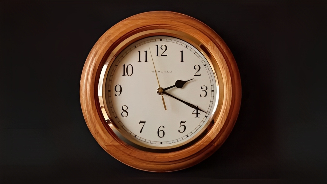 Jam dinding Zyo Luke Clock dengan desain klasik dan simple, pilihan terbaik untuk dekorasi rumah yang awet dan estetik.