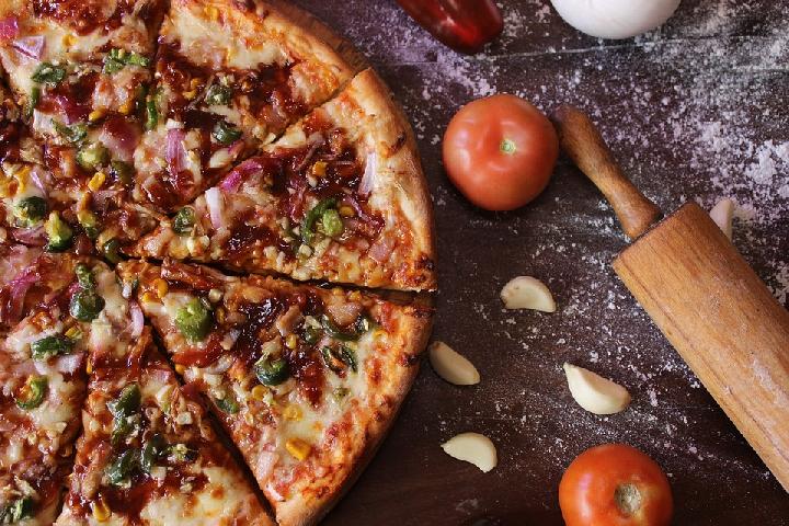 Foto close-up Pizza Napoletana yang menggoda, lengkap dengan daun kemangi dan keju leleh&mdash;cocok untuk pecinta kuliner dunia. Keyword: pizza napoletana, makanan ikonik, rasa autentik.