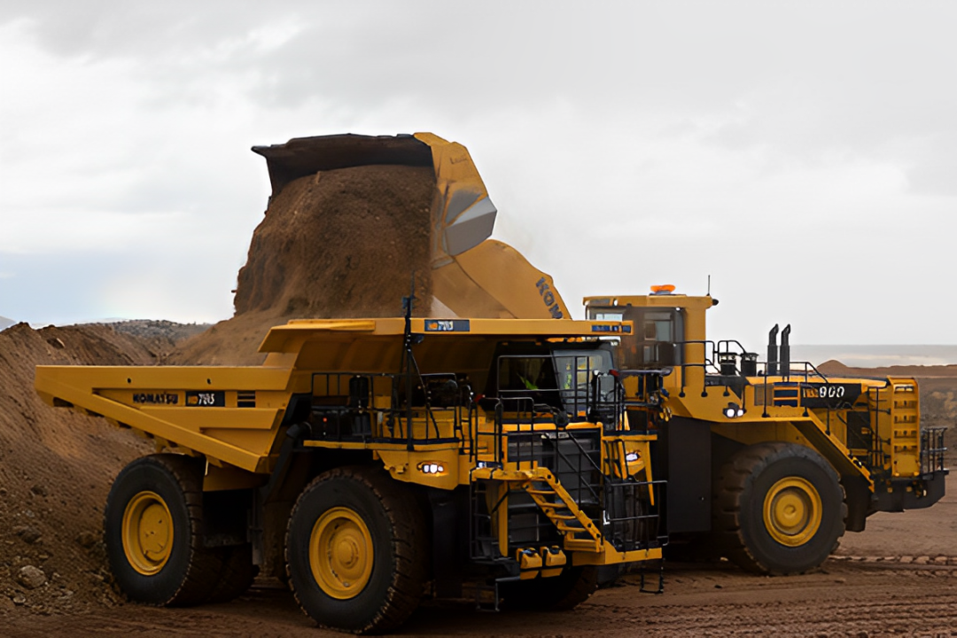Truk tambang raksasa Komatsu 980E-4 dengan kapasitas angkut 369 ton, jadi sorotan karena dimensinya yang luar biasa besar dan mesin bertenaga monster!