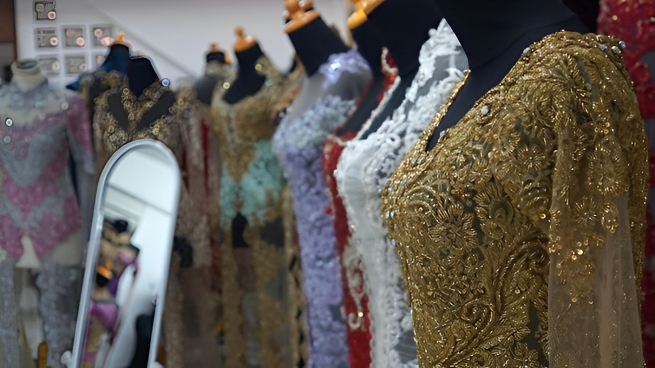 Deretan model kebaya brokat tradisional & modern yang lagi tren, bikin penampilan makin elegan. Intip inspirasinya di sini, Cess!