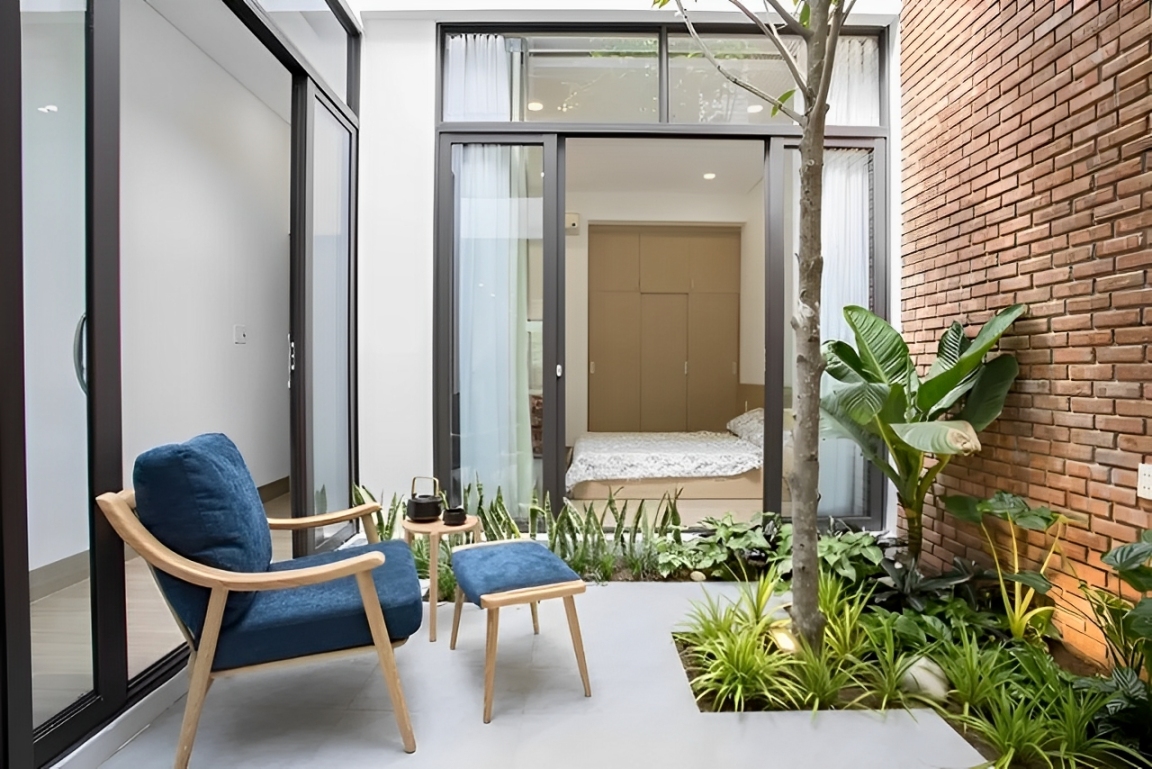 Ilustrasi desain rumah minimalis anti kelabang, lengkap dengan ventilasi silang, material breathable, dan tanaman indoor pengusir kelembapan.