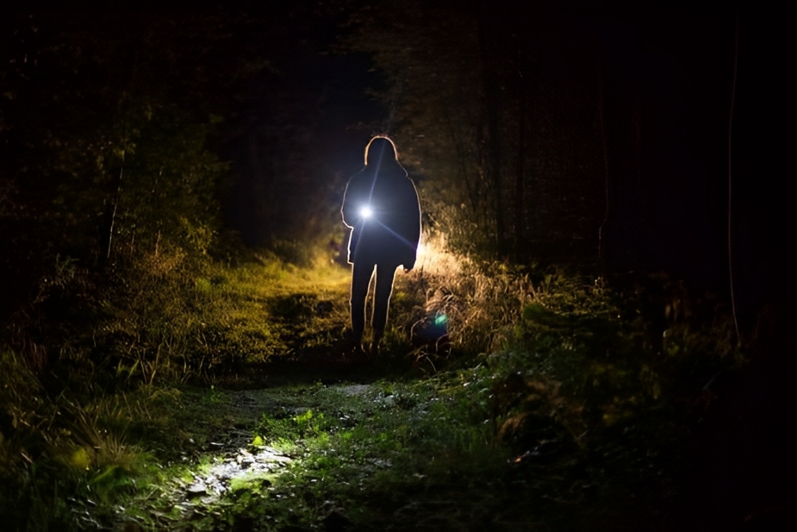Deretan senter LED outdoor paling terang dan awet, cocok buat camping dan diving. Cek spesifikasi dan tipsnya disini Cess!