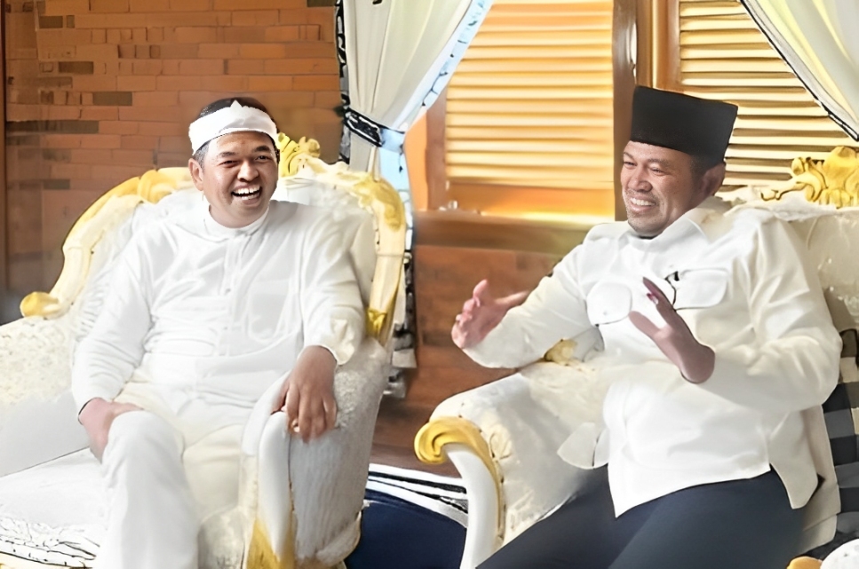 Momen Rudy Mas&rsquo;ud & Dedy Mulyadi duduk santai di kursi emas, ditemani alunan kecapi Sunda. Bikin netizen heboh!
