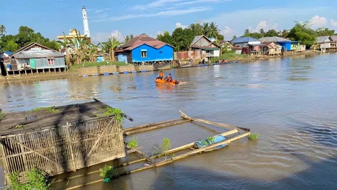 Tim relawan baik damkar dan BPBD HSU, melaksanakan pencarian bocah diduga tenggelam di Sungai Negara, Kecamatan Amuntai Selatan.
