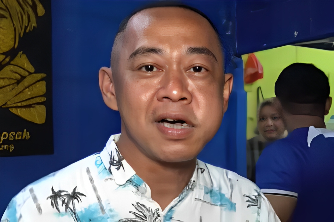 Bang Madun, pemilik Warung Oseng Nyak Kopsah, curhat pedih soal usahanya yang nyaris bangkrut gegara review food vlogger viral. &ldquo;Lo udah matiin rezeki sembilan orang, puas lo?&rdquo; katanya. ????