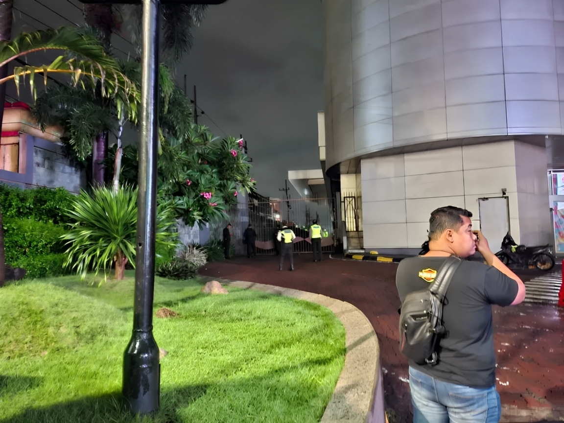 Polisi melakukan olah TKP paska tewasnya seorang pria yang terjun dari area parkiran mal.