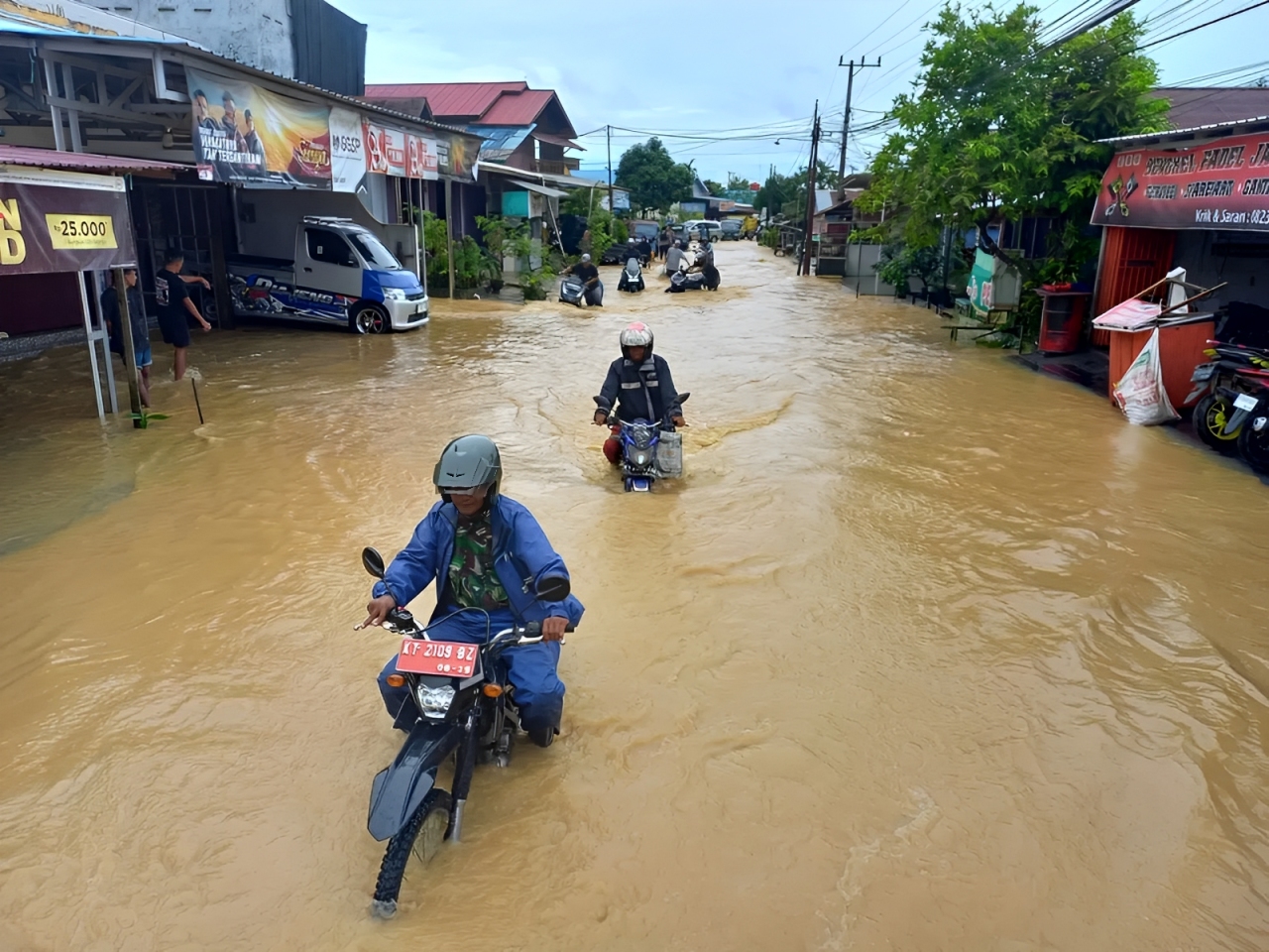 Banjir Samarinda 2025, genangan air lumpur lumpuhkan jalan dan rumah warga. Lihat kondisi terkini di sini, Cess!