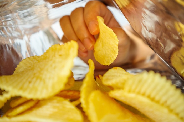 Foto snack minimarket viral seperti Pie Bis, Happy Tos, dan Popcorn Indomaret, snack harga murah isi melimpah. Bikin penasaran Cess!