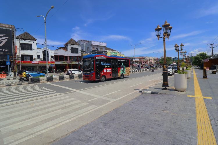 Suasana Jalan MT Haryono Balikpapan yang kini resmi jadi Kawasan Tertib Lalu Lintas, aturan baru siap diterapkan demi kelancaran.