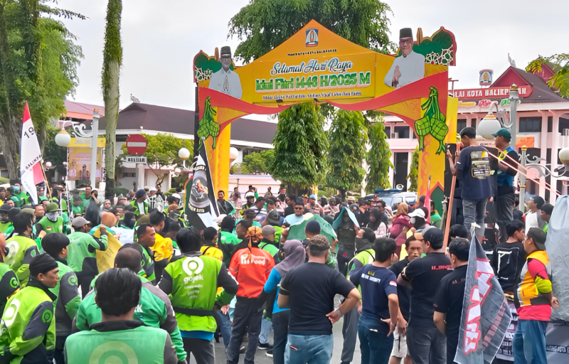 Aksi demo driver ojol Balikpapan menuntut keadilan tarif dan regulasi transportasi online. Simak faktanya, Cess!