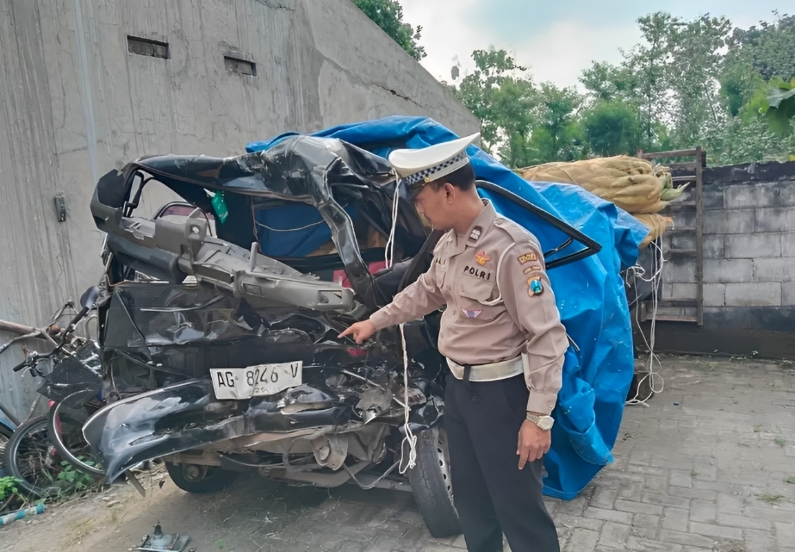 Pikap muat jagung kondisinya rusak parah.