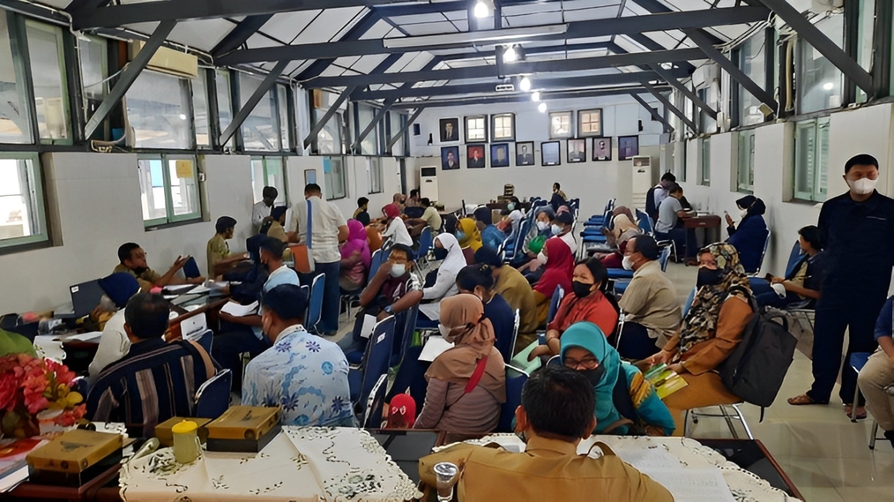 Ilustrasi orang tua dan siswa mendaftarkan sekolah SMA Balikpapan, lengkap syarat SPMB 2025, cek info terbaru sekarang Cess!