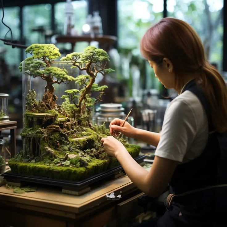 Miniatur taman estetik dalam gelas kaca bening dengan sukulen hidroponik. Kombinasi seni, tanaman, dan kreativitas bernilai jual tinggi.