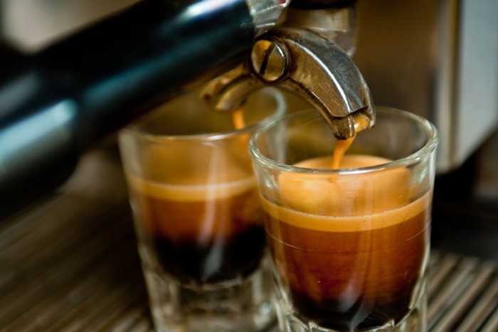 Gambar secangkir kopi hitam panas dengan aroma kuat. Cocok buat pecinta kopi pahit, yuk simak info uniknya Cess!