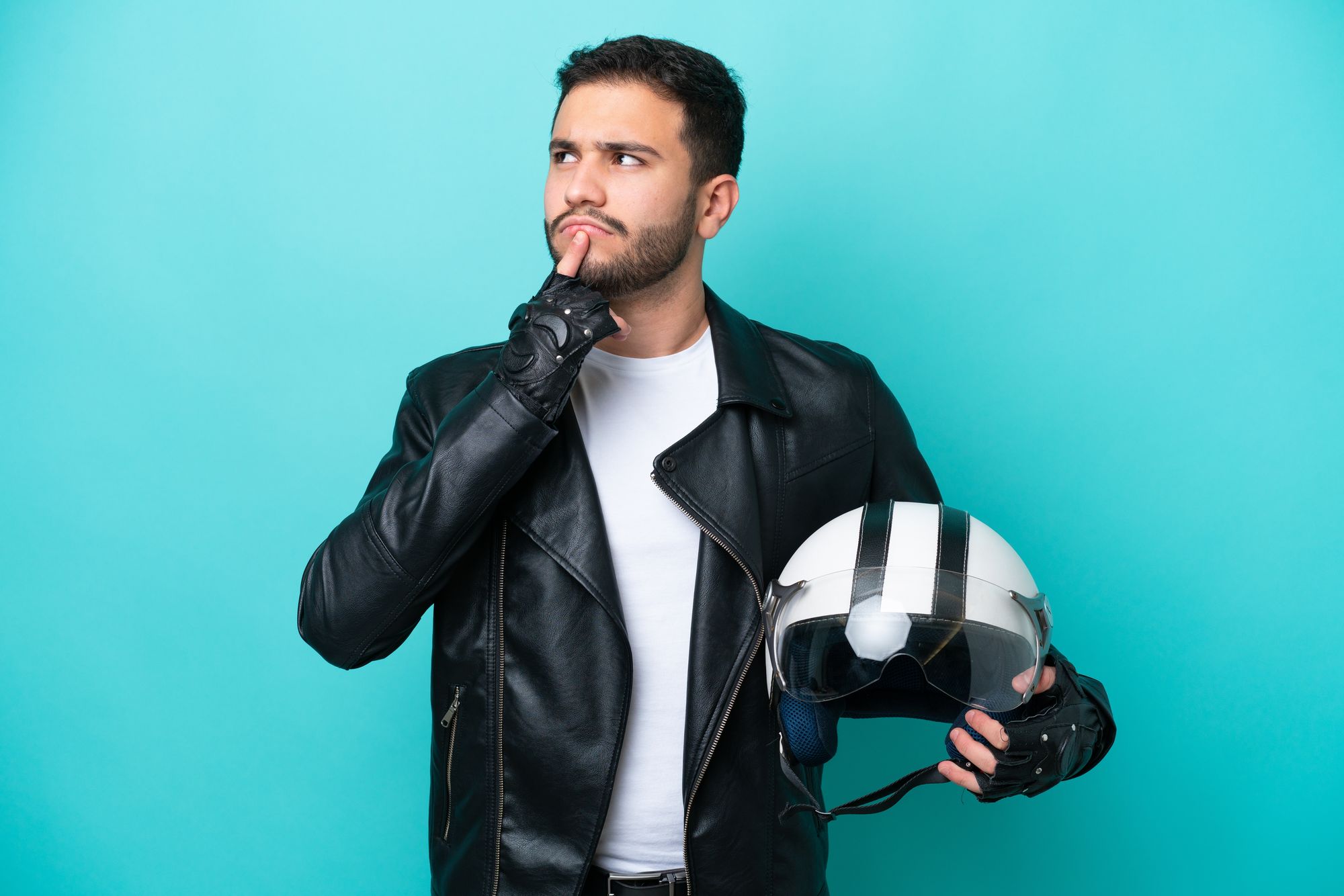 Foto helm KYT, INK, dan NHK, tiga merek helm Indonesia dengan kualitas canggih dan desain kekinian. Bikin bikers penasaran!