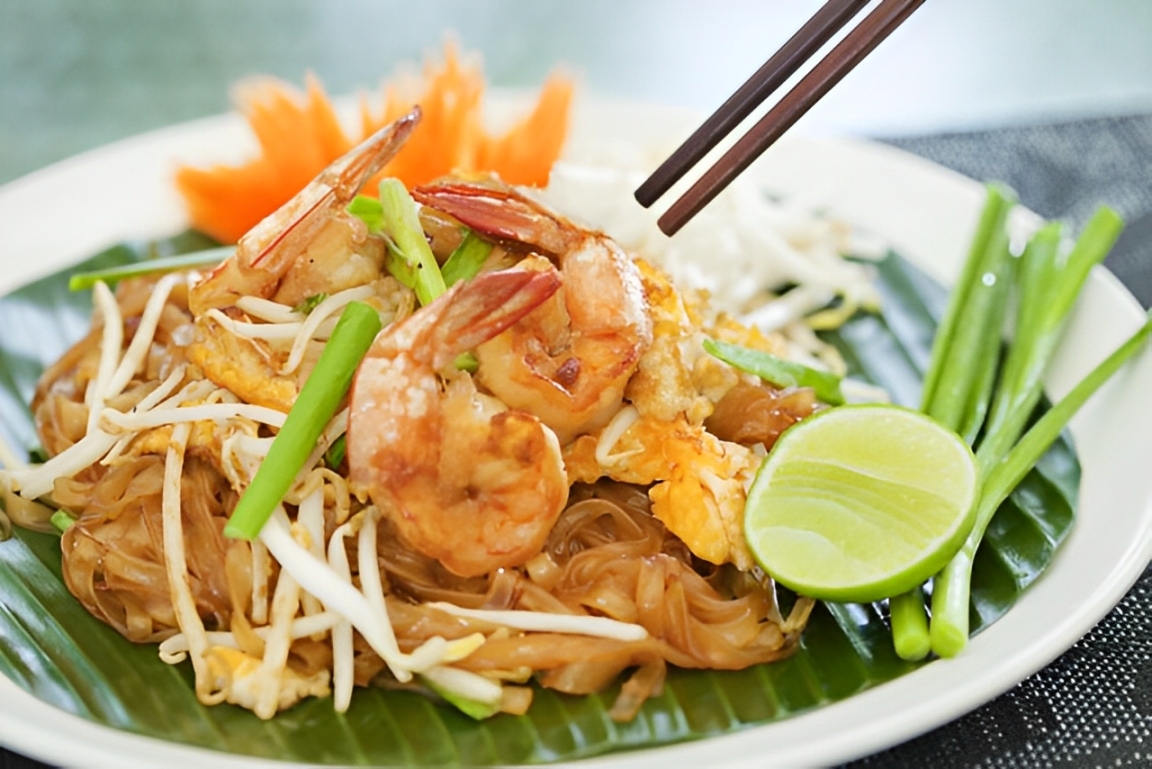 Roti Gluay, Mango Sticky Rice, dan Pad Thai &mdash; jajanan halal favorit wisatawan di pasar malam Thailand. Wajib coba Cess!