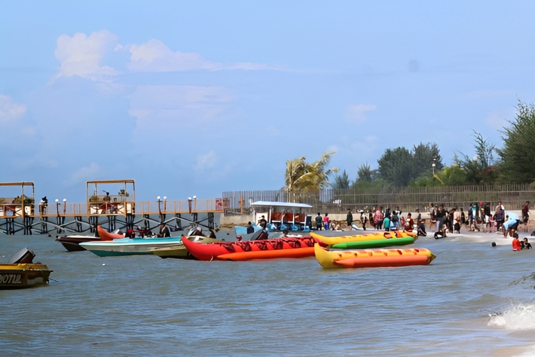 Ribuan wisatawan padati Pantai Manggar Balikpapan selama libur Idul adha 2025.