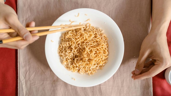 Foto tiga jenis mie instan Nongshim, Samyang, dan MAMA; nikmati sensasi rempah dan keautentikan rasa&mdash;gaskeun makan mie kamu!