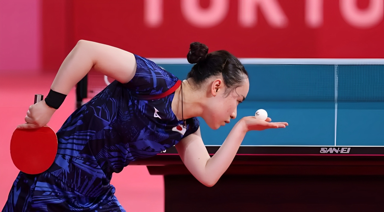 Ilustrasi peralatan tenis meja lengkap: bet, bola, dan meja standar ITTF. Wajib tahu buat kamu yang mau serius main pingpong, Cess!