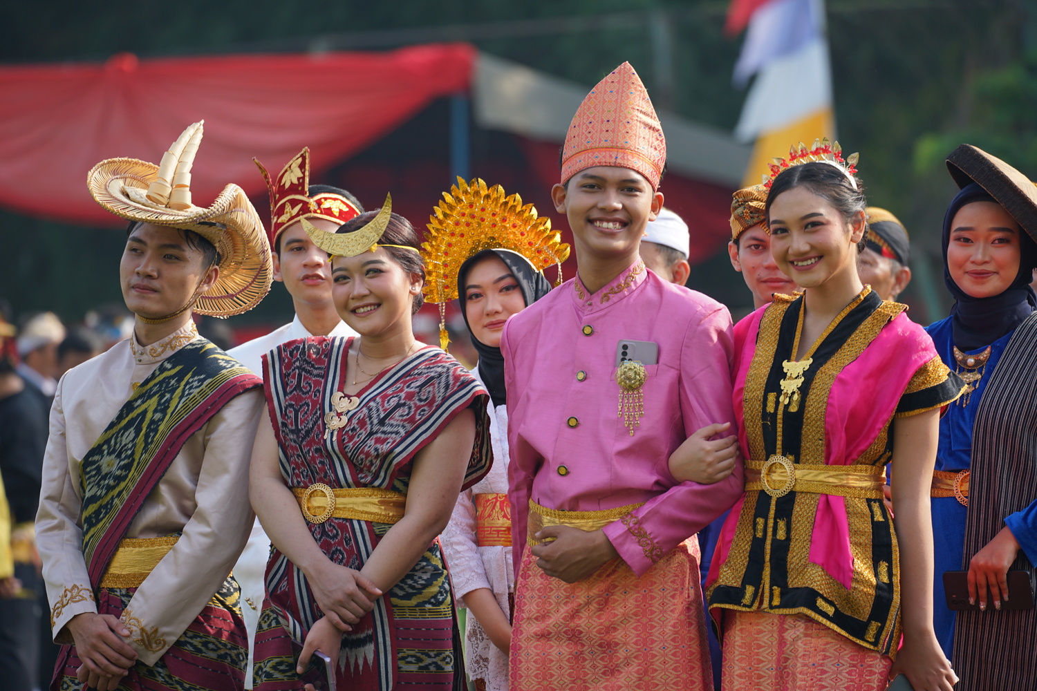Baju adat Indonesia penuh sejarah dan makna, dari Baju Bodo Sulawesi, Paes Ageng Yogyakarta, hingga Sangkarut Dayak Kalimantan. Yuk kenali kisahnya!