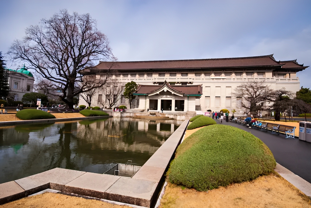Foto museum terbesar di dunia dengan bangunan megah, koleksi seni ikonik, dan fakta sejarah yang bikin takjub. Yuk intip!