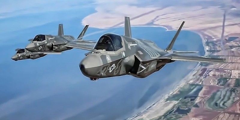 Deretan pesawat tempur modern: Sukhoi Su-35s, Dassault Rafale, dan Eurofighter Typhoon siap melibas langit dengan kecepatan tinggi.v