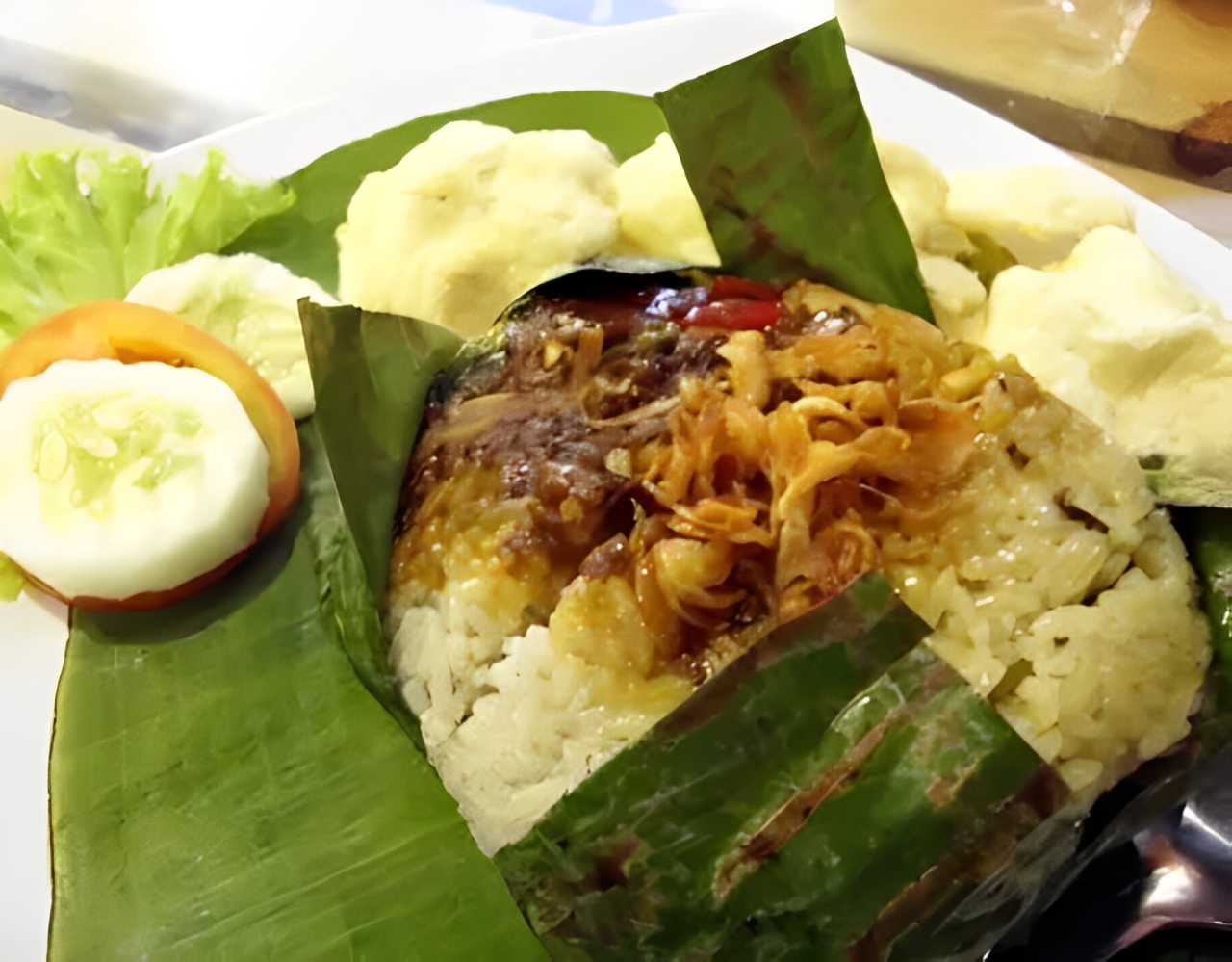 sajian Soto Banjar khas Balikpapan lengkap dengan soun, ceker ayam, dan kuah kaldu rempah &mdash; siap bikin kamu lapar