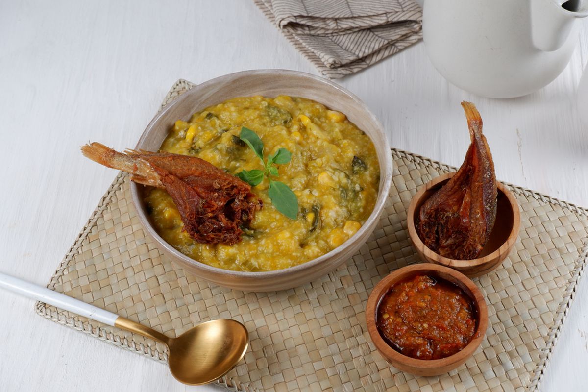 Tinutuan alias bubur Manado kaya sayuran hijau dan sehat banget&mdash;kuliner khas Manado yang penuh warna dan bikin kamu tergoda buat icipin!
