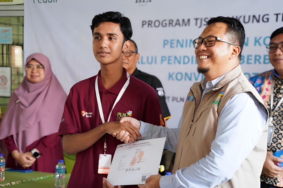 Penyerahan sertifikat pada siswa SMK Balikpapan usai pelatihan praktik konversi motor BBM ke motor listrik dari PLN.